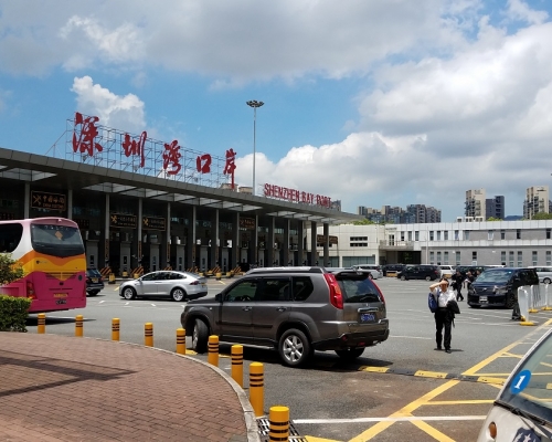 据报内地拟对跨境货车实施单双号限行。资料图片