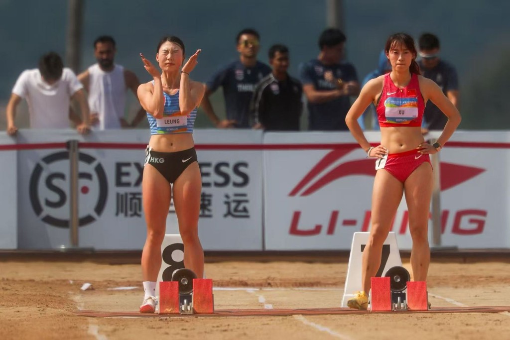 梁筠宜（左）在女子６０米决赛中。照片由港协暨奥委会提供。