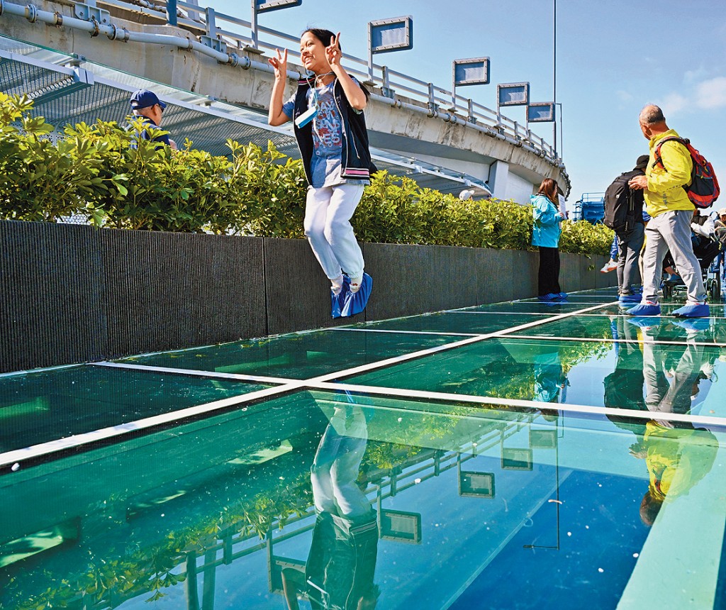 東岸板道東段引入玻璃觀景台，市民只需穿上場地提供的鞋套，便可感受腳下維港。
