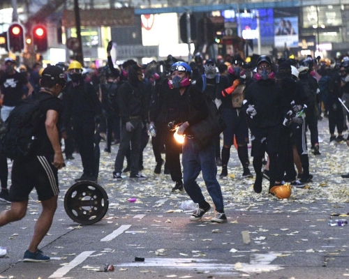 示威者昨與警方在多區爆發衝突。資料圖片