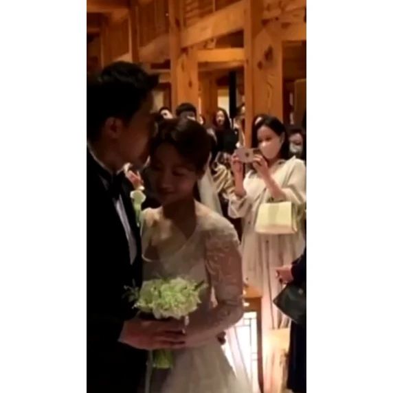 雖然外套遮住個肚，但都見到腰間好橫。