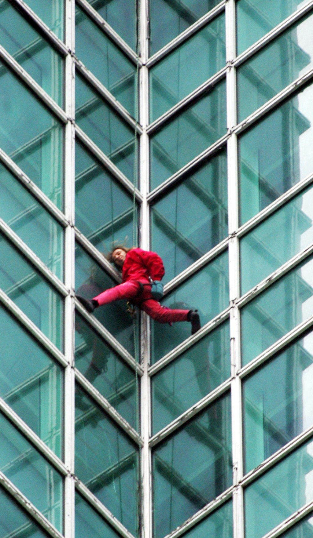 2024年聖誕節，當時42歲的「法國蜘蛛人」羅伯特（Alain Robert）挑戰徒手攀登台北101大樓。 路透社資料圖