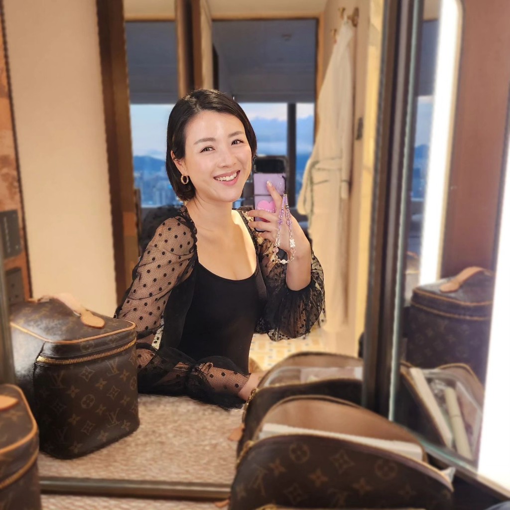 陳茵媺於酒店房內拍照晒名牌。