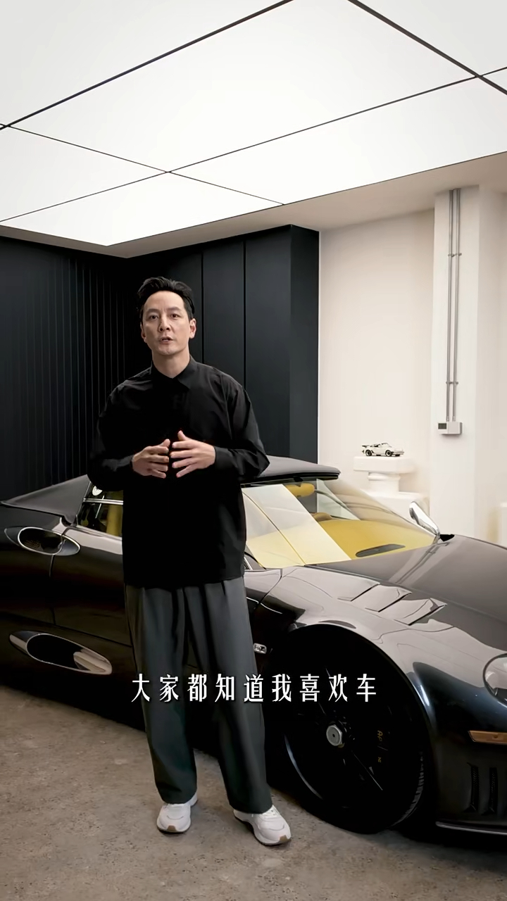 一樓有個大車庫。 一樓有個大車庫。