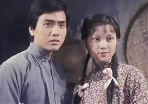 行初期与小生伍卫国在电视剧经常合演情侣，故有TVB第一代萤幕情侣之称。