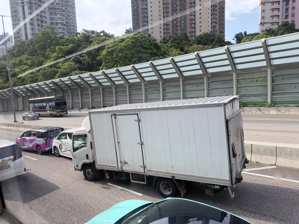 的士、私家車及貨車相撞。fb馬路的事 (即時交通資訊台) 的士、私家車及貨車相撞。fb馬路的事 (即時交通資訊台)