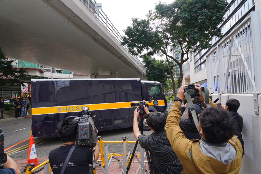 囚車抵達法院。