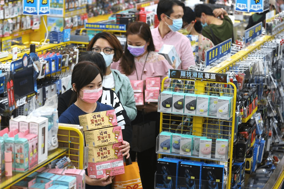 台灣本周宣布室內免戴口罩。路透資料圖