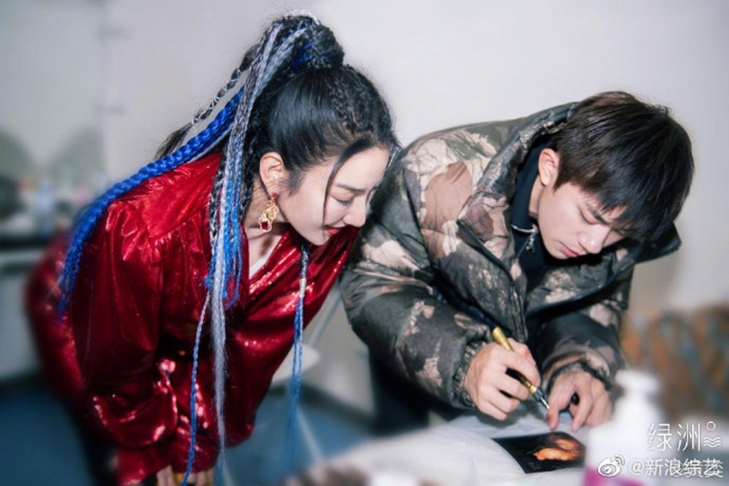 內地女星黃奕同場遇上女兒的偶像易烊千璽，即趁機幫女兒拿偶像簽名。