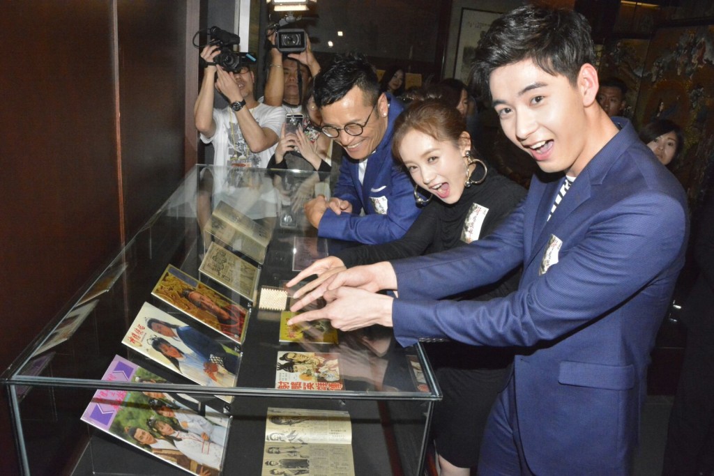 苗侨伟、李一桐、陈星旭参观金庸馆。