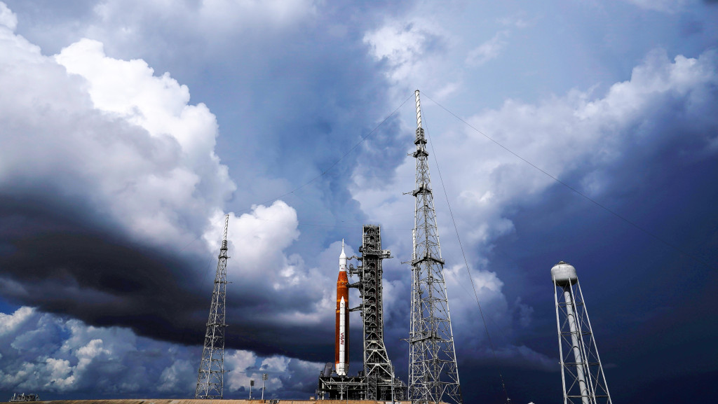 因熱帶風暴逼近NASA再度押後試射登月火箭。AP