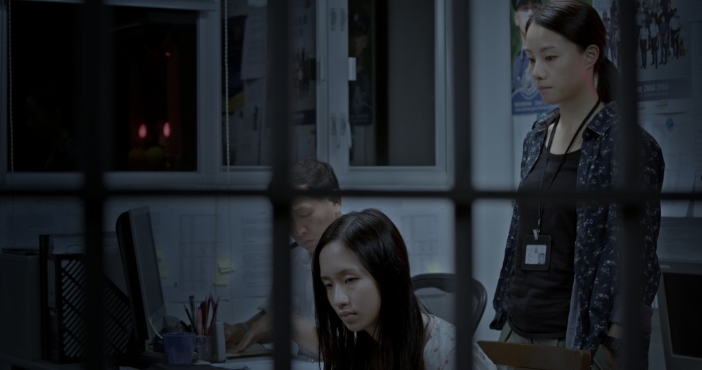 寶珮如在電影《藍天白雲》中，要被飾演她女兒的梁雍婷掌摑。