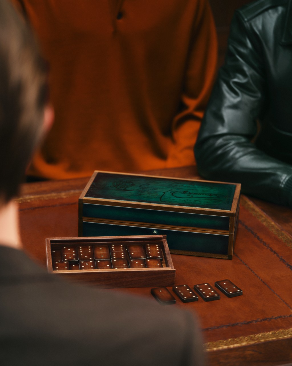 皮革拼木制手表盒/$43,000及Dominos Game/$29,300。