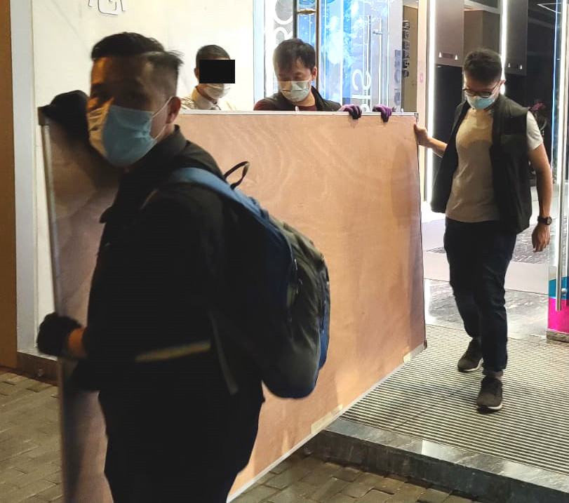 警方檢走涉案物品。