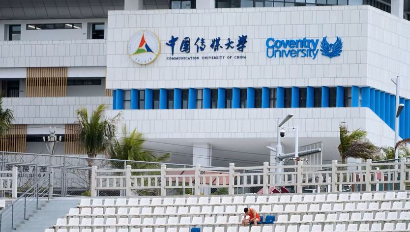 「新聞國臉」海霞將會協助母親中國傳媒大學培育播音人才。小紅書