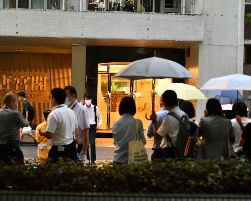 政府昨晚圍封太古城金殿台唐宮閣進行強制檢測。資料圖片