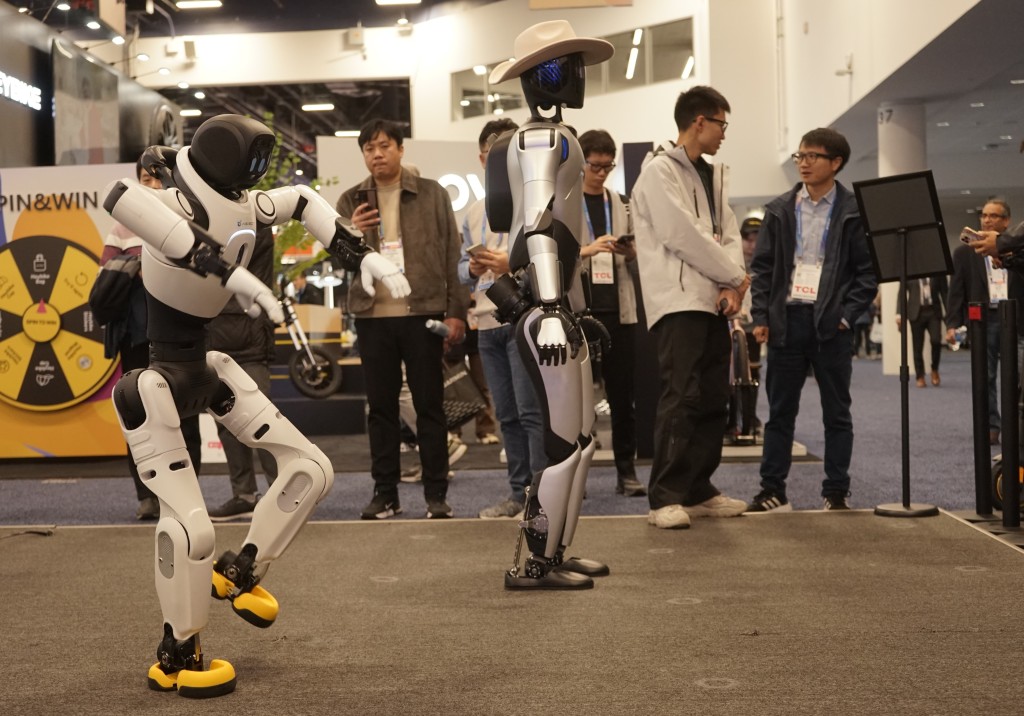 CES 2026，人們參觀智元展區的機械人。 新華社