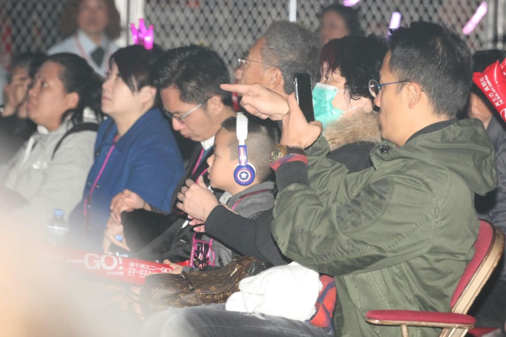 老公與囝囝Torres到場支持。