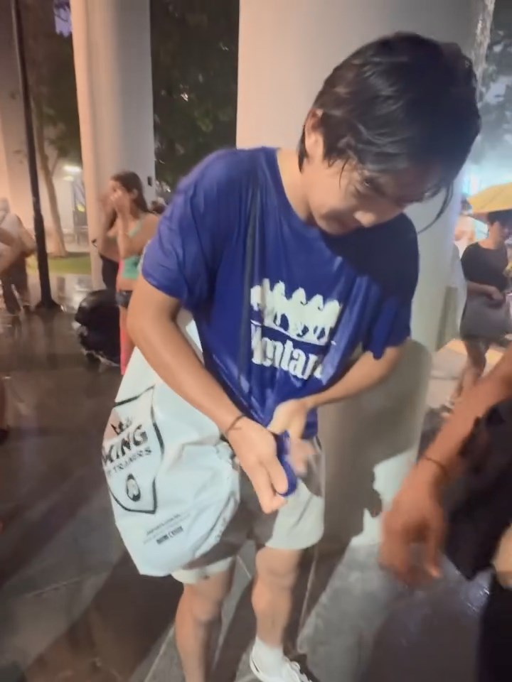 梁芷珮的兒子全身濕透。 梁芷珮的兒子全身濕透。