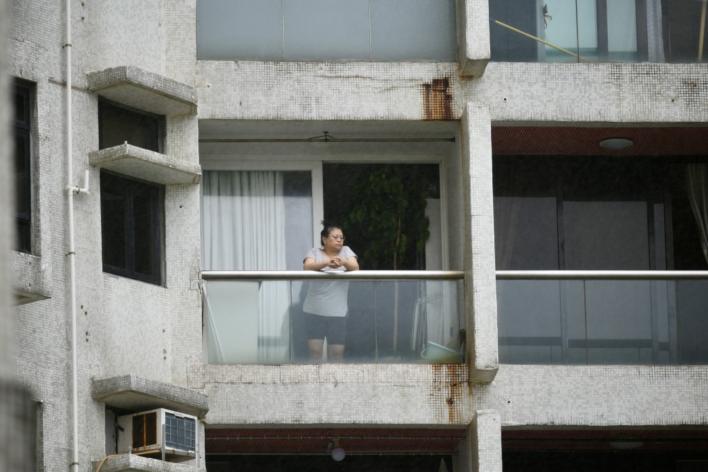 杏花邨有居民站在单位露台观浪。苏正谦摄