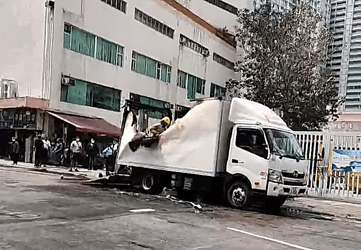 回收废物货车车斗烧毁。fb：林绍辉