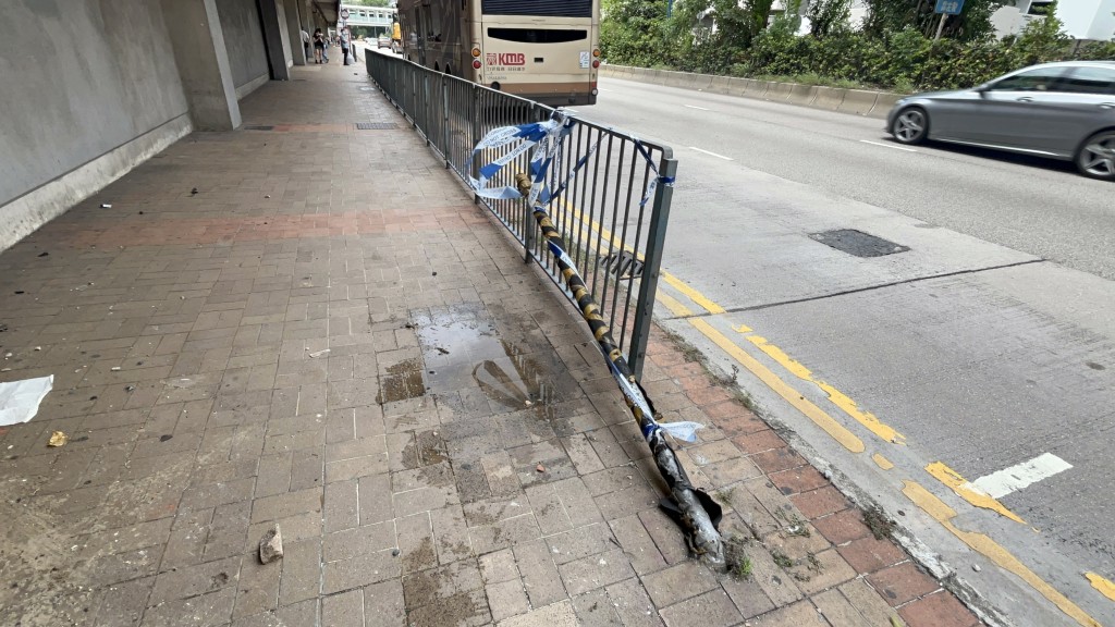 行人路圍欄損毀。