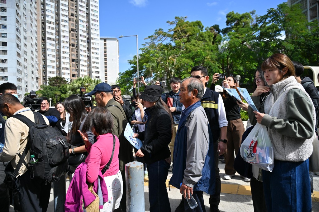 入境處今（29日）於9個庇護中心，安排受影響居民乘坐專車，前往將軍澳入境處總部補領身份證或其他旅遊證件。