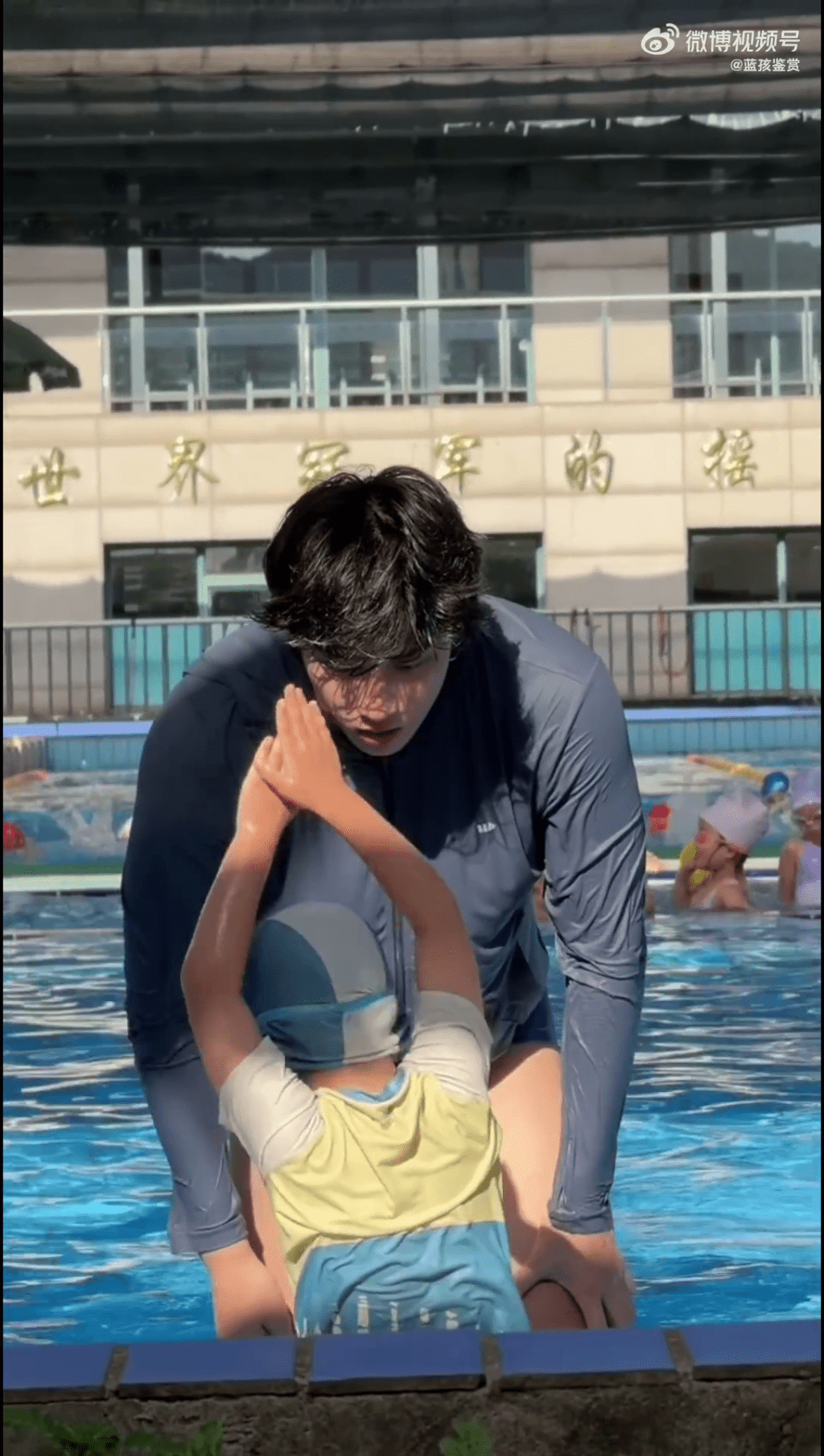 網上流傳,家長分享拍下游泳教練的影像。 網上流傳,家長分享拍下游泳教練的影像。
