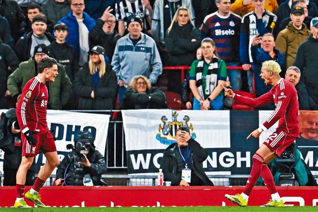 域斯(左)今場入1球，艾基迪基則梅開二度。