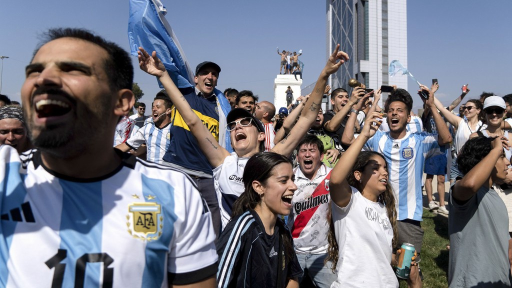 首都布宜诺斯艾利斯地标方尖碑附近大批球迷聚集。 AP