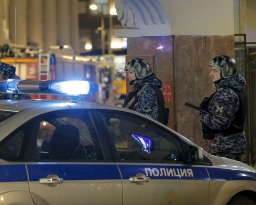 大批警员赶到及封锁现场，并把路人疏散到附近的建筑物内。AP