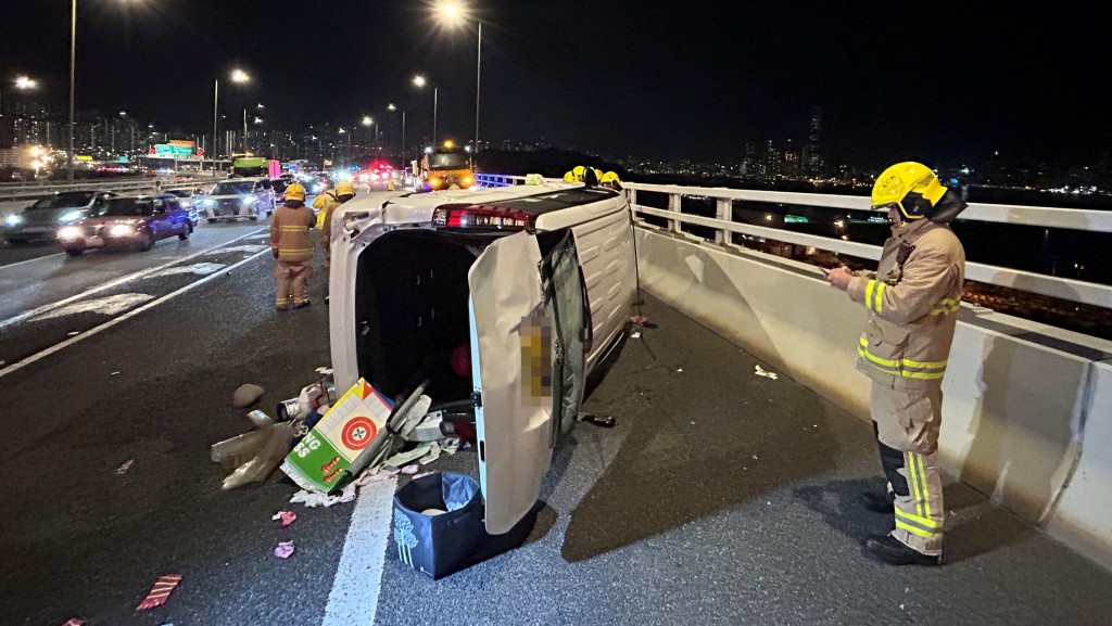 青沙公路近昂船洲大橋三車相撞 七人車翻側數人送院