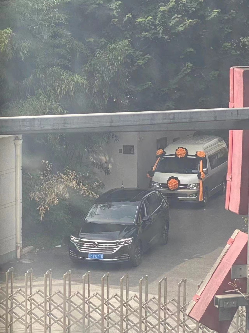 據信載着李克強遺體的靈車下午從上海出發到機場。