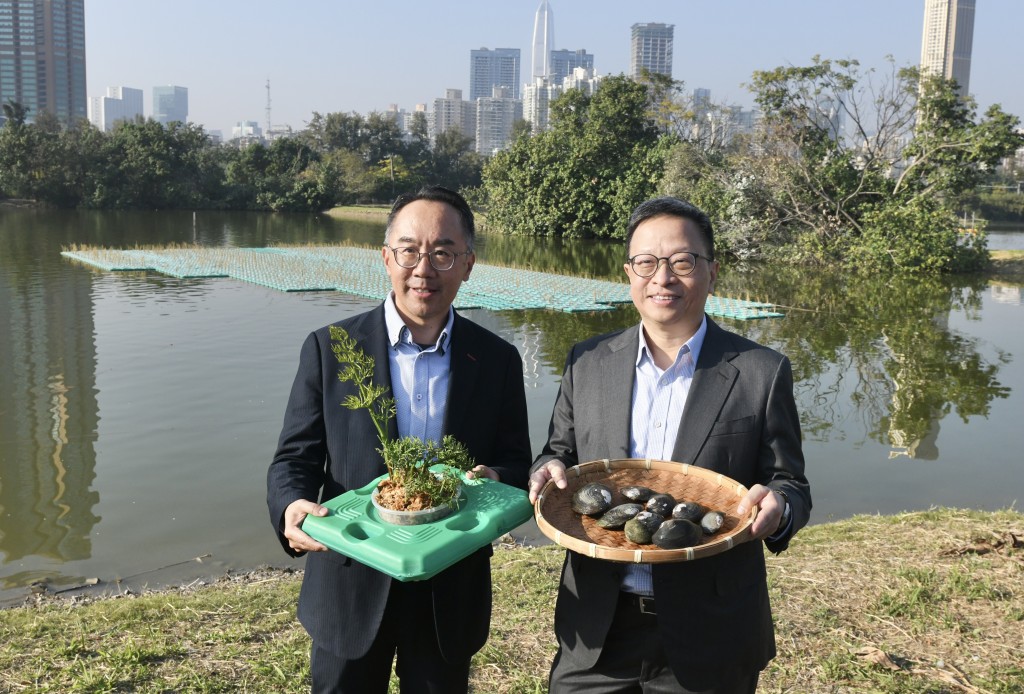 陳慶強(左)指,會測試有限度開放濕地的可行性。圖右為港大公民社會及治理研究中心總監林維峯。 陳慶強(左)指,會測試有限度開放濕地的可行性。圖右為港大公民社會及治理研究中心總監林維峯。