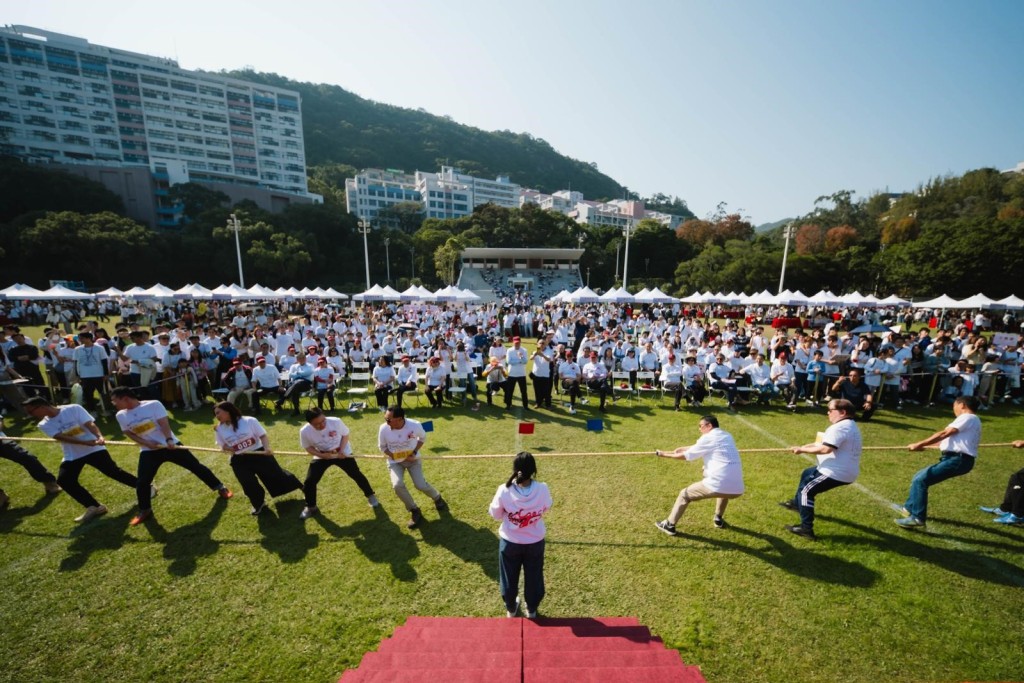 拔河友誼賽氣氛熾熱，由鄧炳強與魏敬國分別領軍，帶領隊員角逐殊榮，展現崇基人的團隊合作與拼搏精神。
