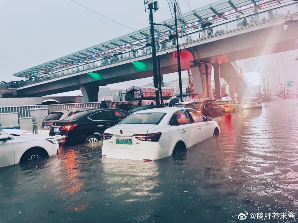 上海多处水浸。 微博