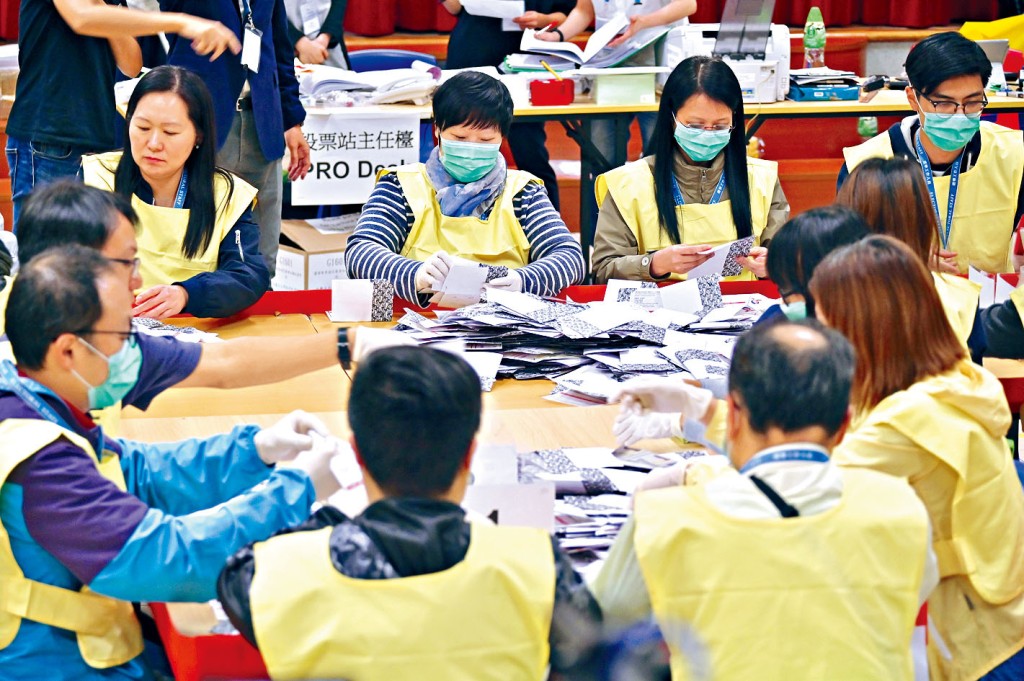 國務院港澳辦主任夏寶龍表示香港需完善選舉制度。