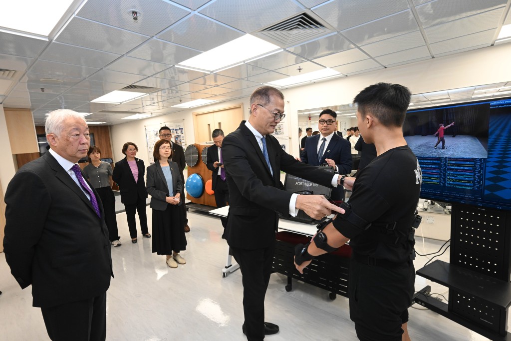 醫務衞生局局長盧寵茂（中）參觀香港理工大學康復治療科學系教學設施。