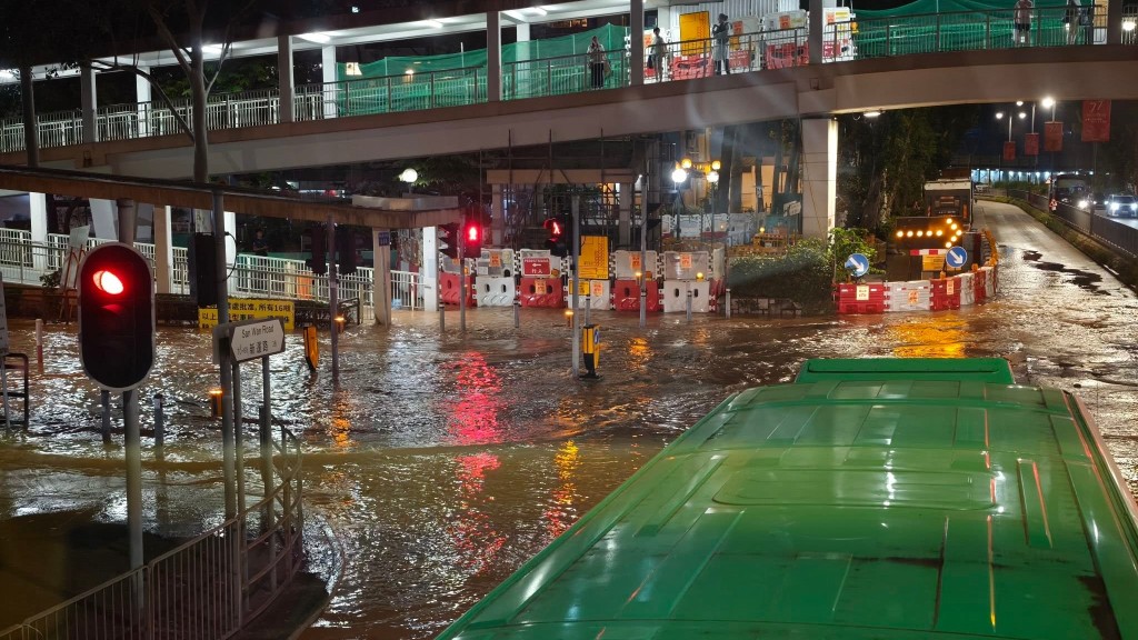 粉嶺新運路爆水管 黃泥水湧出路面 祥華邨居民指多座停水。Facebook 北區之友 Friends of North District (上水、粉嶺、沙頭角和打鼓嶺) 圖片