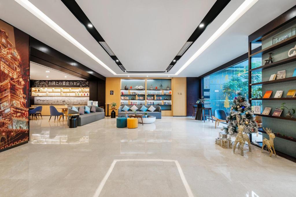 亞朵酒店（Atour Hotel）創立於2013年，總部位於上海，為中國知名的中高端連鎖酒店品牌。