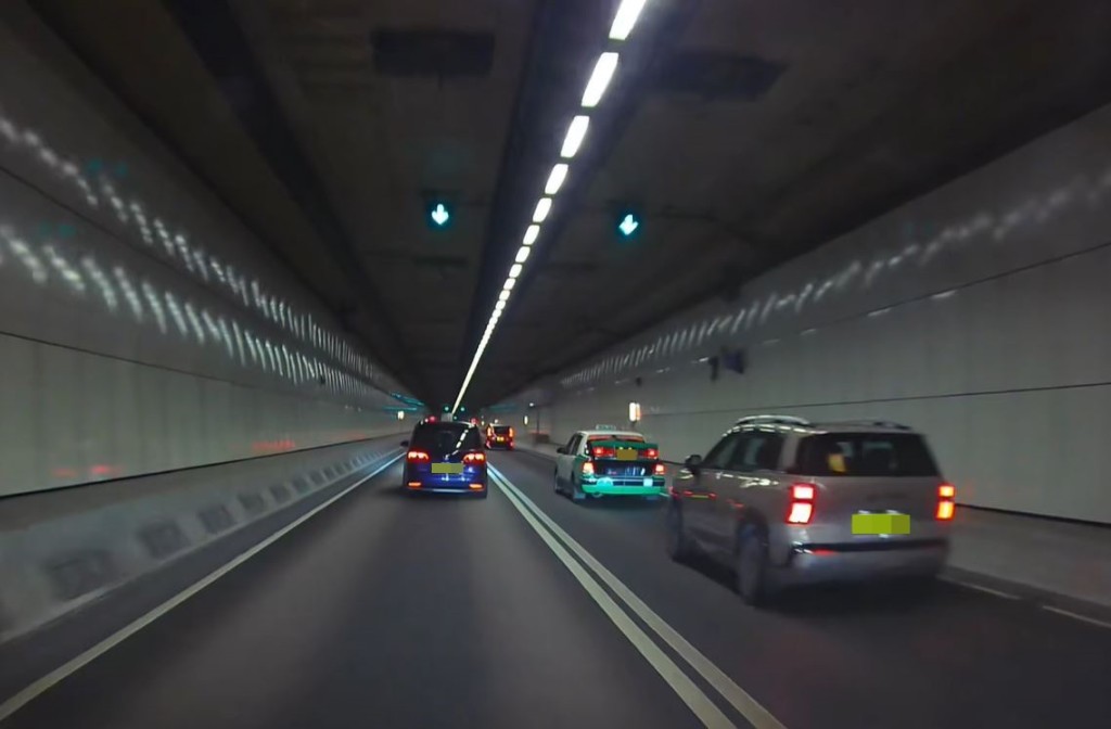 私家車沿快線從後駛至。fb屯門公路塞車關注組影片截圖