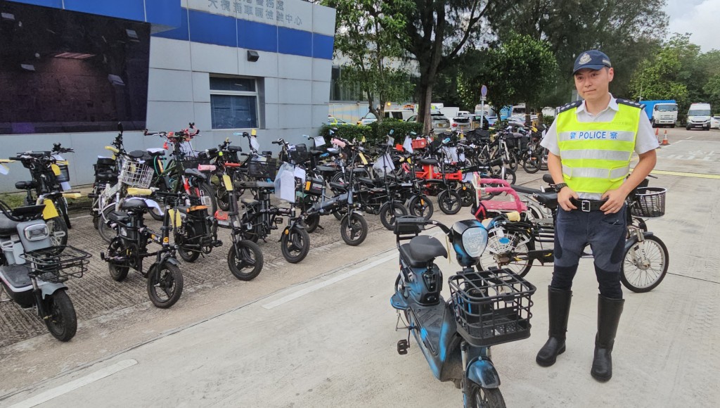 警方檢獲69部電動單車和15部電動滑板車。徐裕民攝
