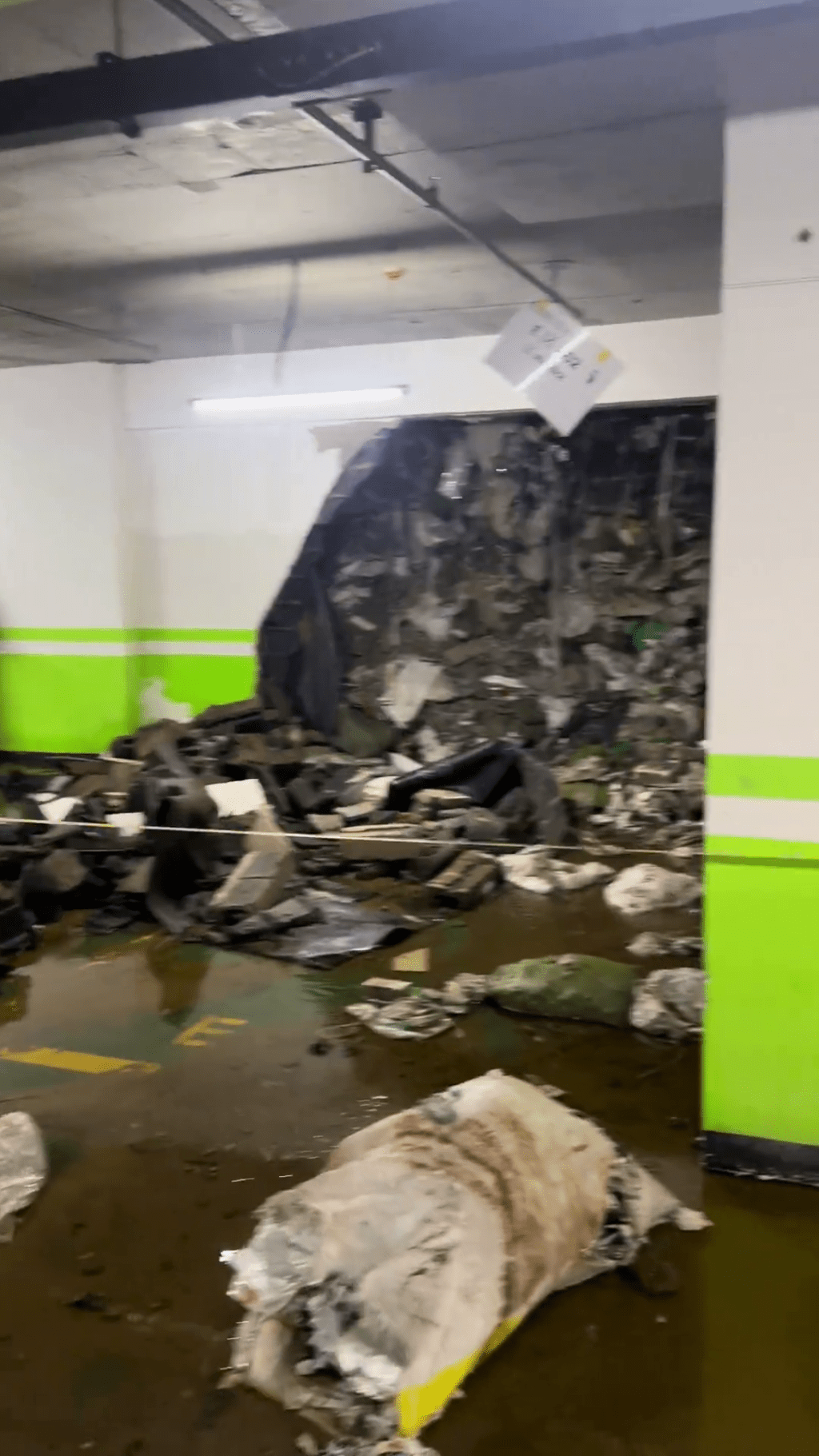 瀋陽暴雨下有屋苑地下停車場牆塌露出垃圾,業主質疑空心磚砌牆掩廢物。 瀋陽暴雨下有屋苑地下停車場牆塌露出垃圾,業主質疑空心磚砌牆掩廢物。