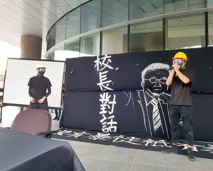 學生會代表戴上口罩及頭盔,以示威者打扮發言。滕錦光沒有在集合上露面,現場留下一張空凳。