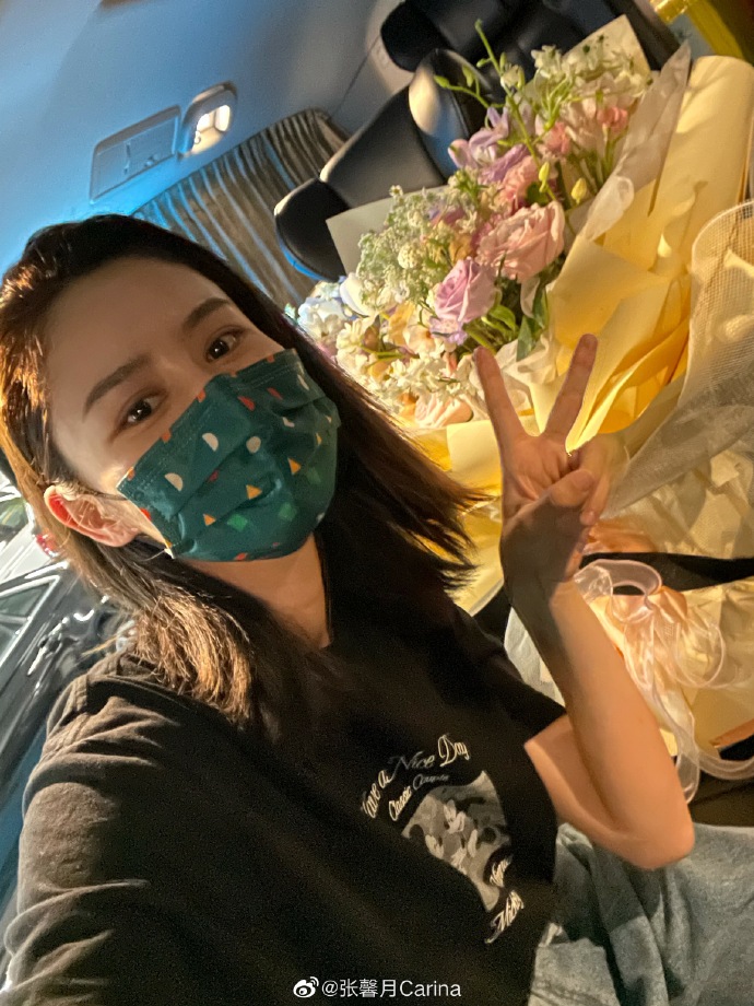 張馨月晒旅途歸來，收到一束老公送的鮮花。