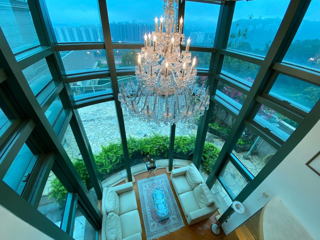 主客廳為中空設計，旁邊便是巨型落地大玻璃窗。