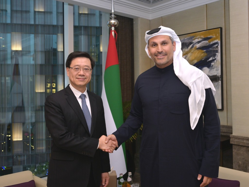 李家超（左）阿布扎比與穆巴達拉投資公司董事總經理及行政總裁Khaldoon Khalifa Al Mubarak（右）會面。（政府新聞處）