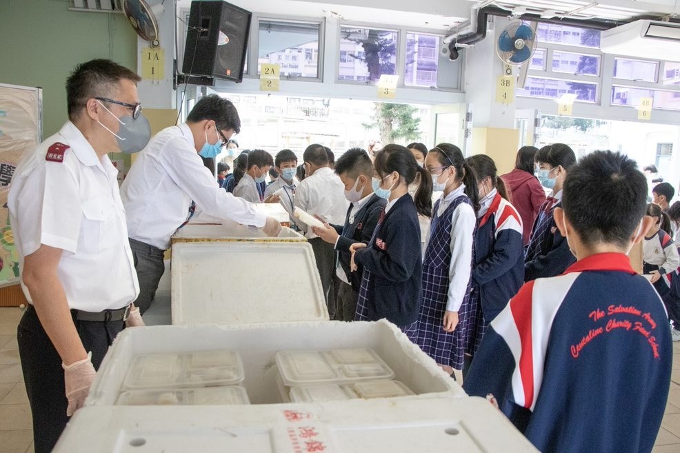 北河同行向小學派免費飯盒。救世軍提供