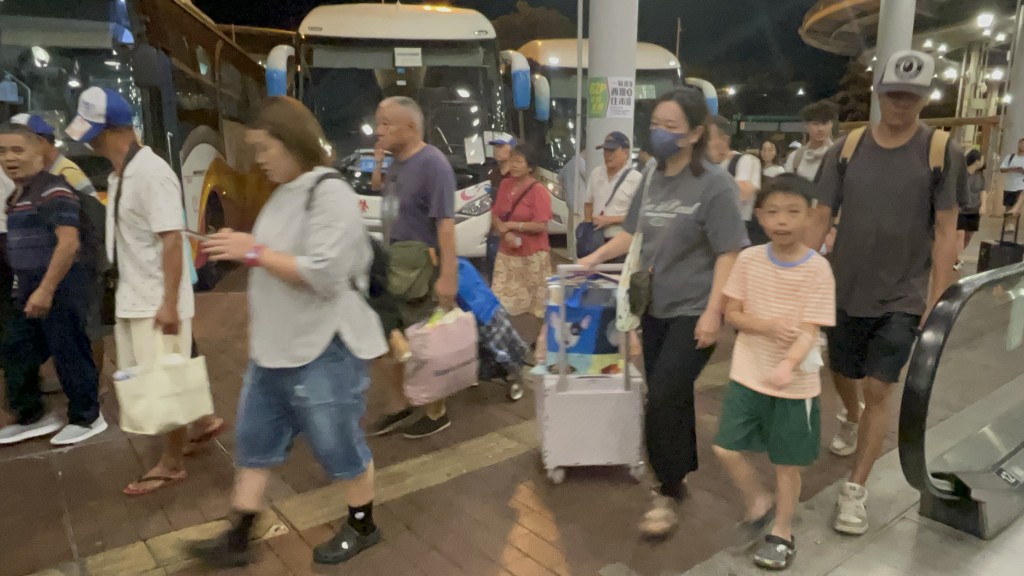 在深圳灣管制站，不少一家大小拖著行李抵港。楊偉亨攝