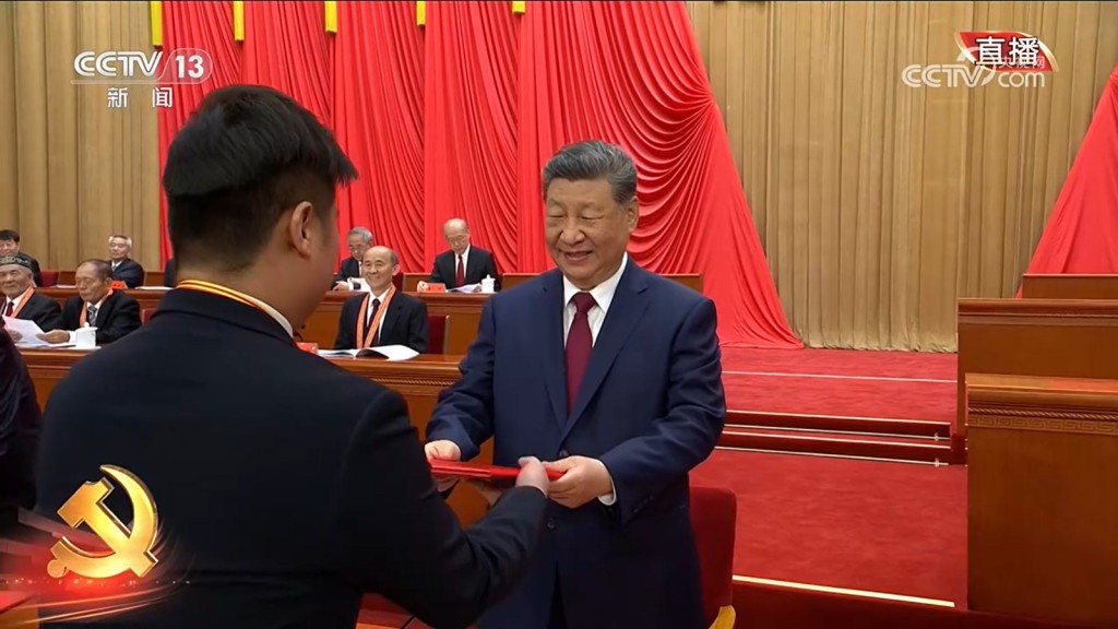 習近平向全國優秀共產黨員頒獎。央視 習近平向全國優秀共產黨員頒獎。央視